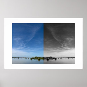Fotografering av himmel ovan vattenreflektion poster