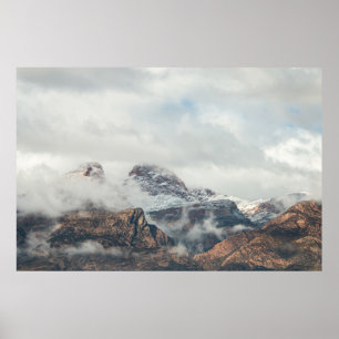 FOTOGRAFI AV BERGSOMRÅDE UNDER DAGEN POSTER
