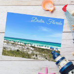 Fotografi av Destin Florida Kusten Beach Umbrellas Vykort<br><div class="desc">Detta vackra vykort från Destin Florida-stranden har den söt blå grönt-vattenen i Sandestin längs kusten. Söt teal och blå paraplylinje sommarkusten framför havsgräset. Ett vackert,  vitt kursivt skript för min favoritstad vid havet längs med emerald kusten.</div>