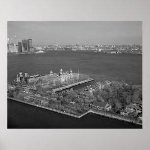 Fotografi av Ellis Island och NYC Harbour Poster