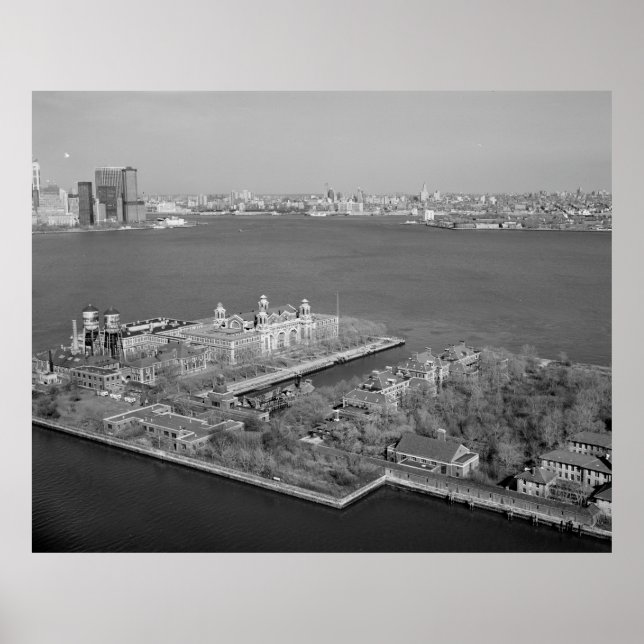 Fotografi av Ellis Island och NYC Harbour Poster (Framsidan)