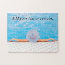 Fotografi av en kvinna som relaxerar i en simande 