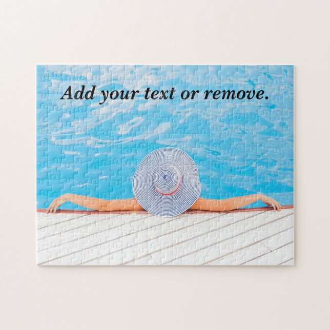 Fotografi av en kvinna som relaxerar i en simande  pussel (Horisontell)