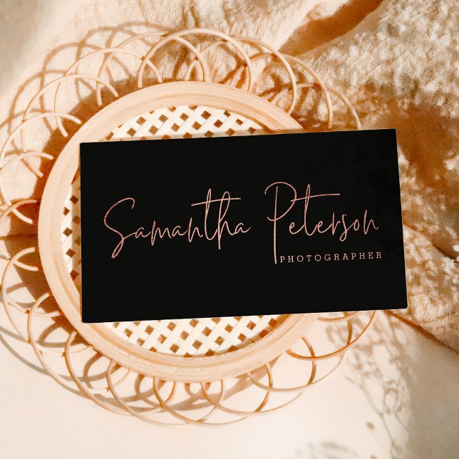 Fotografi av förgjord logotyp, minimal typografi visitkort (Skapare uppladdad)