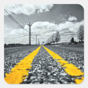 Fotografi av Kreativet gult Asphalt Highway Road Fyrkantigt Klistermärke