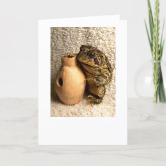 Fotografi av leksaksgrodor med miniatyr kort