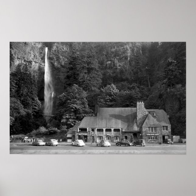 Fotografi av multnomah Lodge and Falls Poster (Framsidan)
