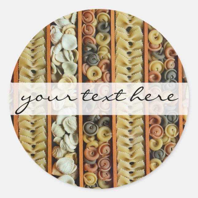 Fotografi av pasta noodles runt klistermärke (Framsida)