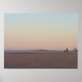 Fotografi av två cyklar på stranden. poster