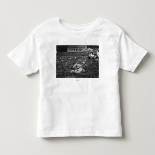 Fotografi av unga flickor Picking Cranbär Tee