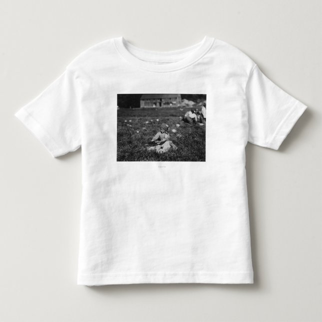 Fotografi av unga flickor Picking Cranbär Tee (Framsida)