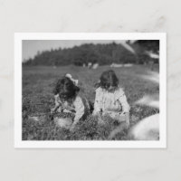 Fotografi av unga flickor som plockar tranbär