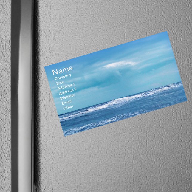 Fotografi av Vinkara moln i Himlar vid blåa Atlant Magnetiska Visitkort (Photo of Atlantic Ocean blue water white cap waves blue sky on magnetic business cards.)