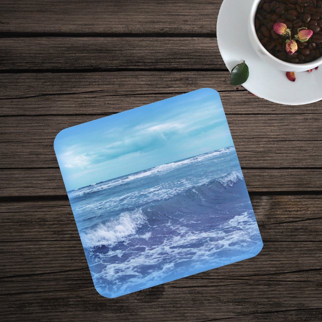 Fotografi av Vinkara moln i Himlar vid blåa Atlant Underlägg Papper Kvadrat (Real photo of blue Atlantic Ocean with waves and white caps on paper drink coaster.)