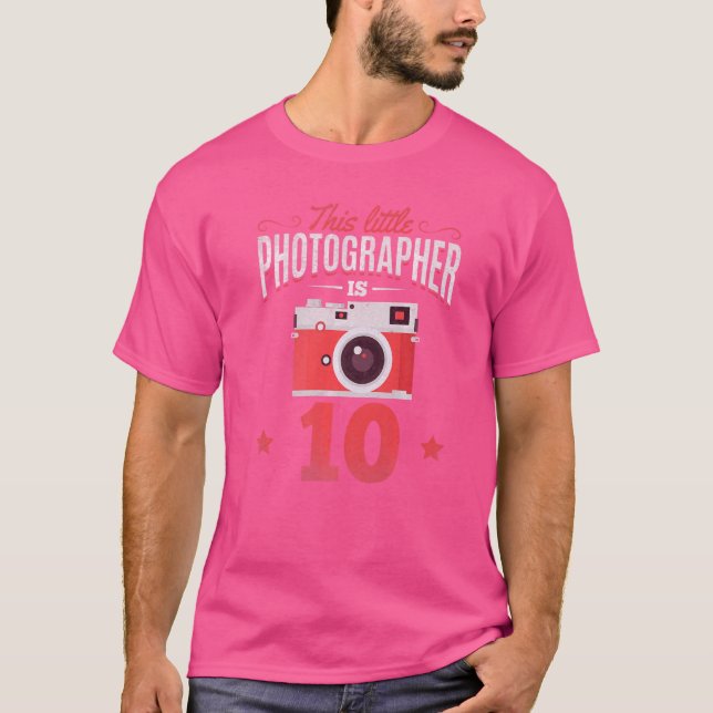Fotografi Denna lilla fotograf är 10 år P T Shirt (Framsida)