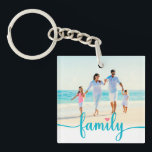 Fotografi för Anpassningsbar i familjen/Färg<br><div class="desc">Tänk på vad som är viktigast med den här anpassningsbarna,  med en "familj" av ord i ett skript av elegant över ditt favoritfoto. Denna nyckelkedja är en vacker påminnelse till de människor som elak allt. En perfekt som håller för eller funderar över sina nära och kära.</div>