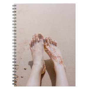 Fotografi med selektiv fokus på fötter med tatueri anteckningsbok
