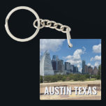 Fotografi över Austin Texas Downtown Byggnad<br><div class="desc">Den moderna nyckelkedjan Austin Texas souvenir har vackra blå himmel och moln ovanför stadens skylt. Hela det nya byggnaden mot den söt grönt träd som symboliserar skönheten i stadens centrum och ställe. En Underbar resegåva för en besökare eller en lokal australisk som gärna vill utforska Butler Park, Liz Carpenter stänk...</div>