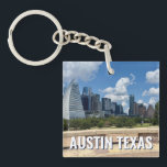 Fotografi över Austin Texas Downtown Byggnad<br><div class="desc">Den moderna nyckelkedjan Austin Texas souvenir har vackra blå himmel och moln ovanför stadens skylt. Hela det nya byggnaden mot den söt grönt träd som symboliserar skönheten i stadens centrum och ställe. En Underbar resegåva för en besökare eller en lokal australisk som gärna vill utforska Butler Park, Liz Carpenter stänk...</div>