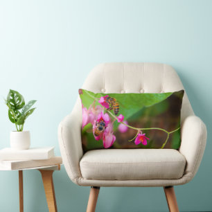 Fotografi över bin på korallvens vinblommor lumbarkudde