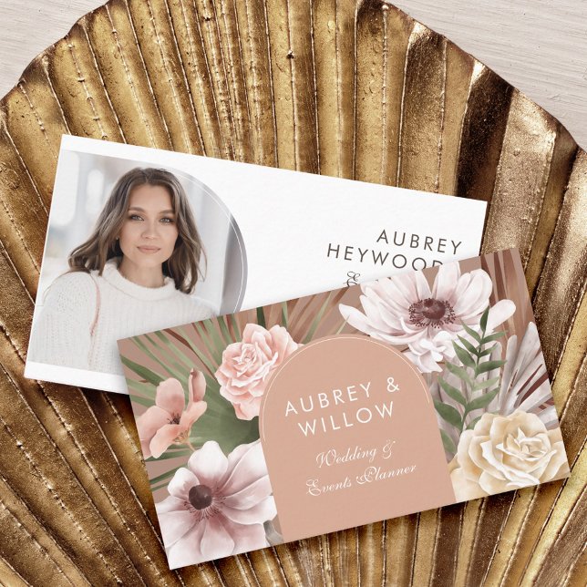 Fotografi över den moderna Chicen Bohemian Waterco Visitkort (Modern Chic Bohemian Watercolor Florals Photo Arch Business Card)