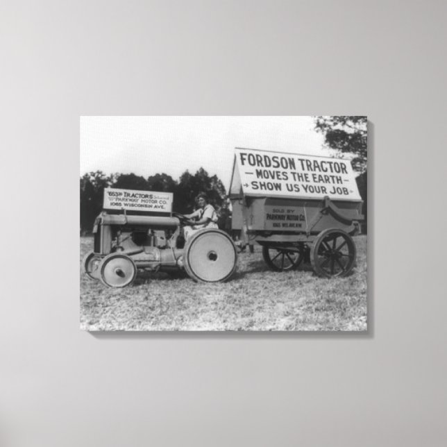 Fotografi över kvinnlig bilförare Fordson Tractor Canvastryck (Framsida)