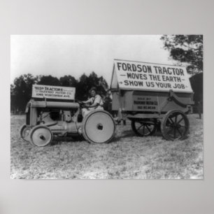 Fotografi över kvinnlig bilförare Fordson Tractor Poster