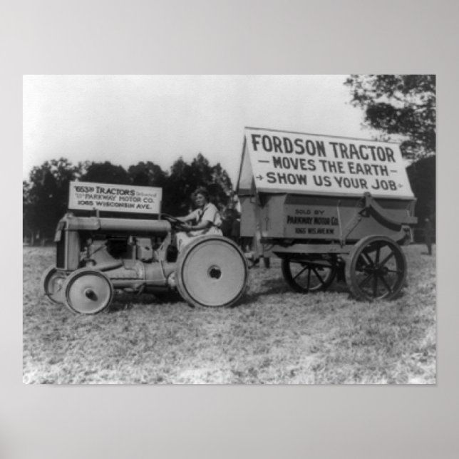 Fotografi över kvinnlig bilförare Fordson Tractor Poster (Framsidan)