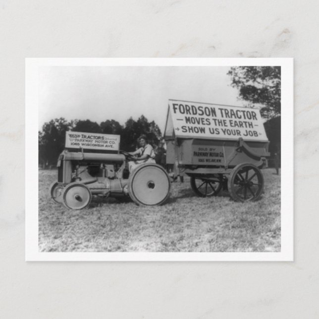Fotografi över kvinnlig bilförare Fordson Tractor Vykort (Framsida)