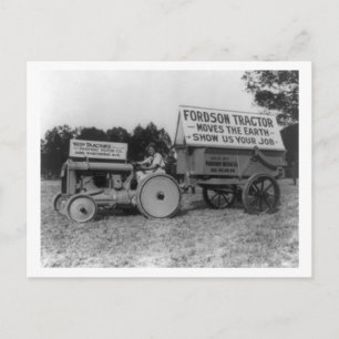 Fotografi över kvinnlig bilförare Fordson Tractor Vykort