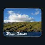Fotografi över Maui Hawaii Bevackra Ocean Mountain Magnet<br><div class="desc">Ett vackert fotografi av Maalaea Bay i Maui,  Hawaii. Söt lush,  berg med grönt som lägger det vackra sjölandskapet av blått hav med vindkraftverk och vita moln överst på det vackra backe. Det här landskapet är älskat av hawaianer och turister på semester.</div>