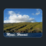 Fotografi över Maui Hawaii Bevackra Ocean Mountain Magnet<br><div class="desc">Ett vackert fotografi av Maalaea Bay i Maui,  Hawaii. Söt lush,  berg med grönt som lägger det vackra sjölandskapet av blått hav med vindkraftverk och vita moln överst på det vackra backe. Det här landskapet är älskat av hawaianer och turister på semester.</div>