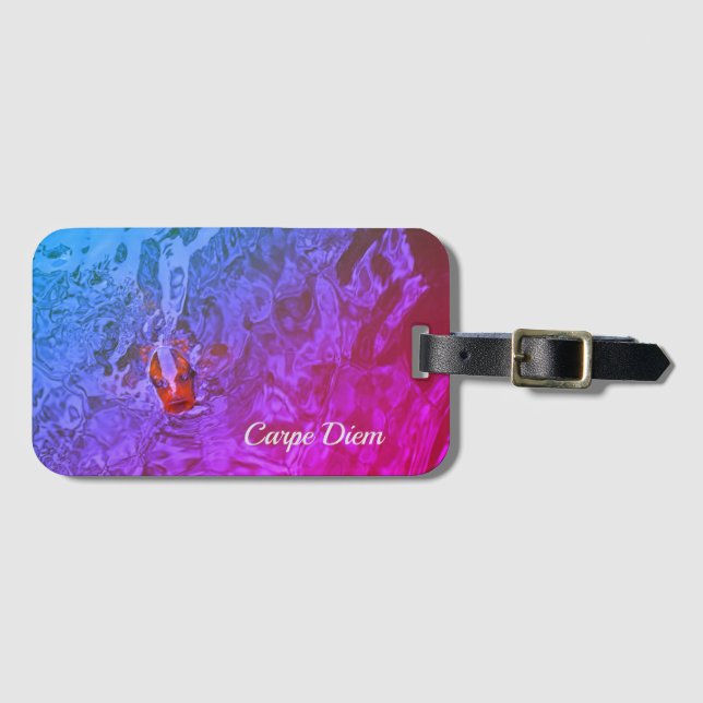 Fotografi över Roligten Carpe Diem Pond Fish Bagagebricka (Framsida horisontal)