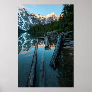 Fotografi över stora bergsberg vid Snowing Mounta Poster