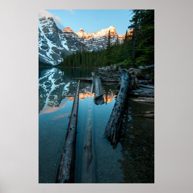 Fotografi över stora bergsberg vid Snowing Mountai Poster (Framsidan)