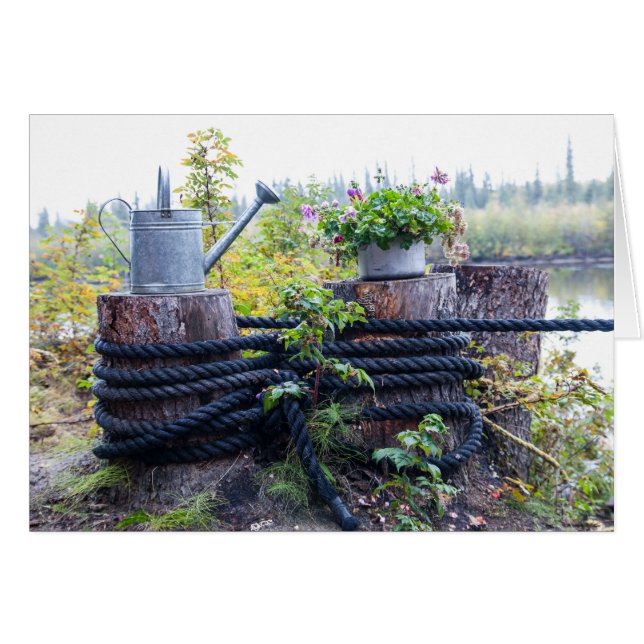 Fotografi över vattenburk och del av blommor hälsningskort (Framsidan Horizontal)