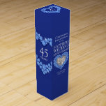 Fotografiet vin med bröllop-gnistror vinlåda<br><div class="desc">45:e Sapphire-årsjubileum-gåva vin eller spritbox. Vackra safirer i hjärtan på blått med fotostenmall Sapphire Bröllop-årsjubileum vin box-förpackning. Anpassa med dina egna mottagare, information om namn eller släktingar och foto. Det 45:e årsdagen är traditionellt förknippat med Sapphire's. För närvarande läser Grattisarna Kathy och Richardo på Sapphire-Bröllop-årsdagen plus årsdagen. Designad av Sarah...</div>