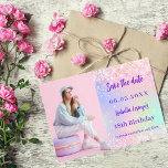 Fotografifödelsedag för Holografisk rosa lila Spara Datumet<br><div class="desc">En modern och elegant Spara datum för en artonde (eller någon annan) födelsedagsfest. Holografisk bakgrund,  rosa,  lila myntbakgrund grönt. Anpassa och lägg till ett foto,  datum och namn.</div>