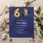 Fotografiinbjudan till marint blått guld 60-årsdag<br><div class="desc">En modern,  minimalistisk fotoinbjudan för en 60:e födelsedagsfest. En blå bakgrund. Anpassa och lägg till information om foto och party. 1 lakan = 1 inbjudan tryckt kant till kant.</div>