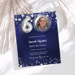 Fotografiinbjudan till marint blått silver 60-årsd<br><div class="desc">En modern fotoinbjudan till snyggten för en 60:e födelsedagsfest. En marin blå bakgrund,  dekorerad med stjärnor. Den blå färg är ojämn. Anpassa och lägg till information om foto och party. 1 lakan = 1 inbjudan tryckt kant till kant.</div>