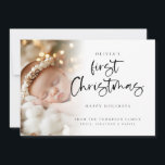 Fotografikort för första Anpassningsbarna i Modern Julkort<br><div class="desc">Modern första julfotoport i Baby Anpassningsbar. Tillgänglig digitalt och utskriven. Trevligt att fira din baby första jul. Ett lekfullt skript för första jul och resten av texten är lätt att anpassa. Byt ut exempelfotot mot ett eget. Ett övertäckt övertäckt lagrar ligger ovanpå fotot så det tonas ut när det når...</div>