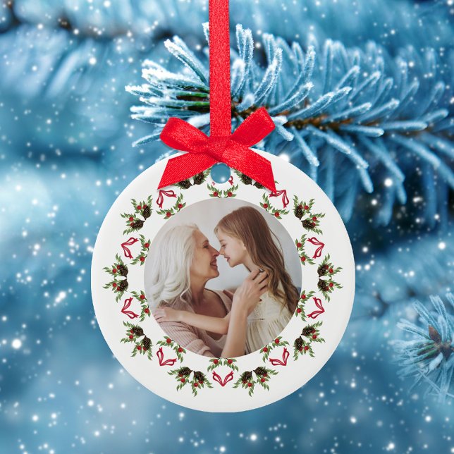Fotografimall för krans av röd Grönt Julgransprydnad Keramik (Christmas greenery, pine cones, and holly berries mandala photo ceramic ornament. )