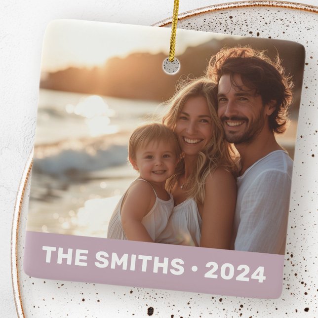 Fotografimodern dammig lila namn år julgransprydnad keramik (Family photo modern dusty purple name year ceramic ornament)