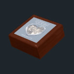 Fotografipresentlåda för Silver bröllop Minnesask<br><div class="desc">Graphic silver metall hjärteffekt bevarar Trinket presentbox. Perfekt för att visa upp en speciell gåva från extra till din fru på en speciell silver-bröllop-årsdag eller vid andra särskilda tillfällen. Anpassningsbar med ditt eget foto ord och eget data. Sarah Trett utformar exklusiven.</div>