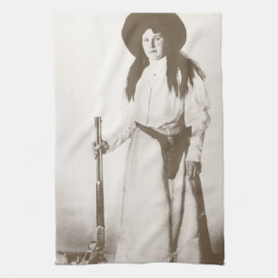 Fotografisk porträtt av en cowgirl som håller en g kökshandduk