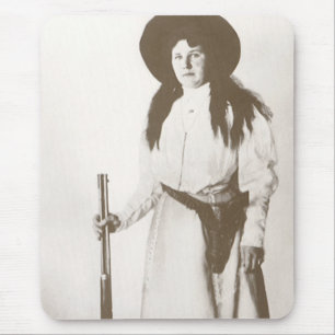 Fotografisk porträtt av en cowgirl som håller en g musmatta