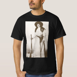 Fotografisk porträtt av en cowgirl som håller en g t shirt