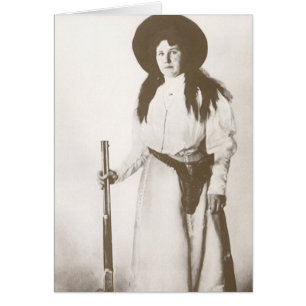 Fotografisk porträtt av en cowgirl som håller ett  hälsningskort