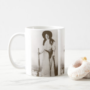 Fotografisk porträtt av en cowgirl som håller ett kaffemugg