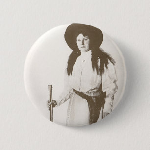 Fotografisk porträtt av en cowgirl som håller ett knapp